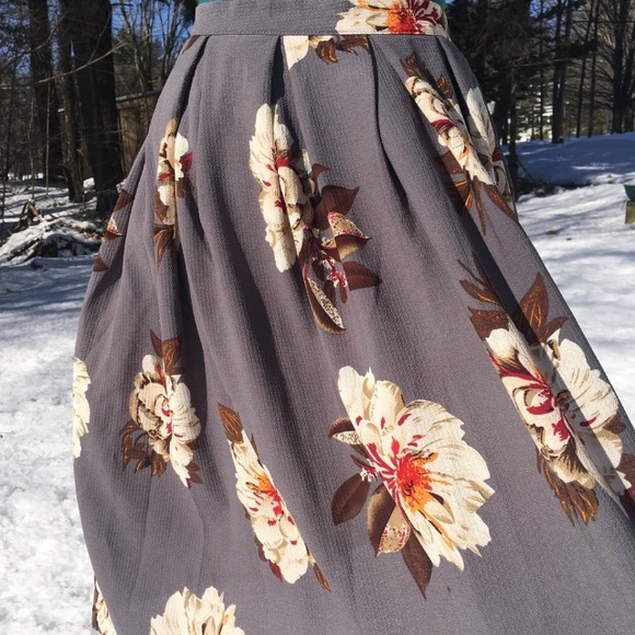 💕Floral Crepe Peony Inverted Pleat Midi - Picture 2 of 6